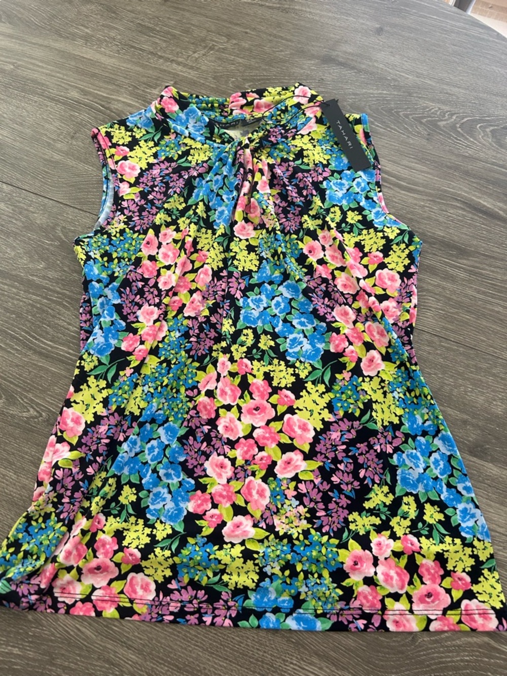 TAHARI Top. Size Small. NEW